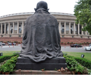 संसदेच्या अधिवेशनाचं सूप वाजलं, अडवाणींच्या डोळ्यात तरळले अश्रू