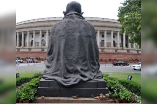 संसदेच्या अधिवेशनाचं सूप वाजलं, अडवाणींच्या डोळ्यात तरळले अश्रू