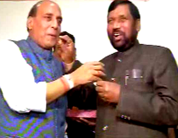 अखेर काँग्रेसचा 'हात' सोडून पासवान भाजपमध्ये दाखल