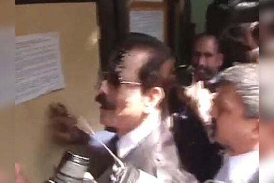 सुप्रीम कोर्टाच्या आवारात सुब्रतो रॉय यांच्यावर फेकली शाई
