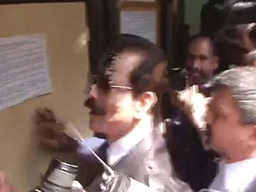 सुप्रीम कोर्टाच्या आवारात सुब्रतो रॉय यांच्यावर फेकली शाई