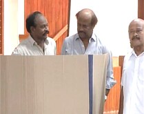 रजनीकांतनी बजावला हक्क