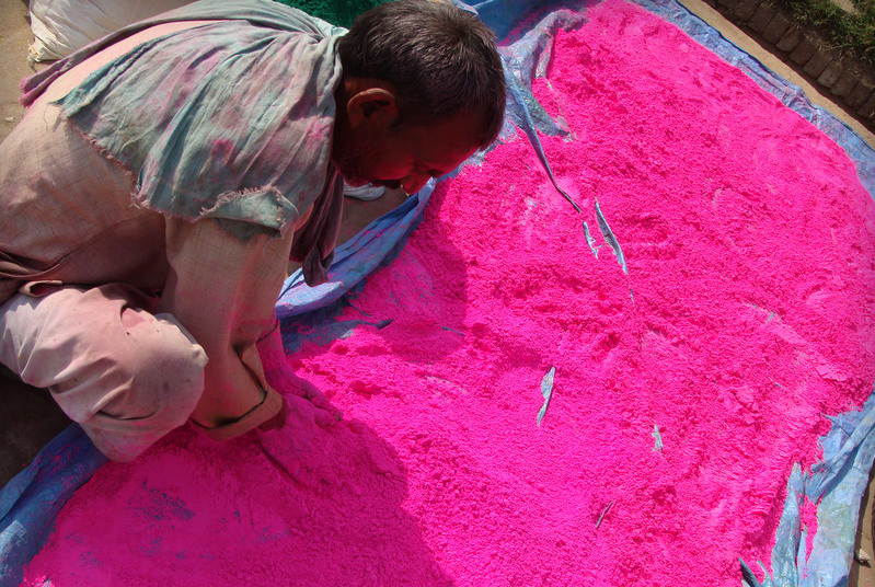 विजयोत्सवासाठी गुलालाने 'रंगले' बाजार