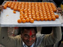 मिठाईची ऑर्डर,डीजेही बुक