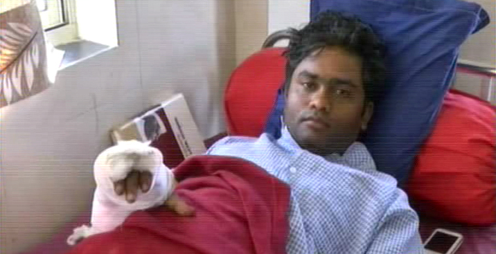 घोटाळा उघड केला म्हणून RTI कार्यकर्त्यांवर तलवारीने हल्ला