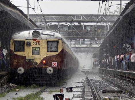 मुंबईत पावसाचे धूमशान, लोकल विस्कळीत