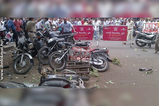 पुण्यात दुचाकीमध्ये स्फोट, 3 जखमी