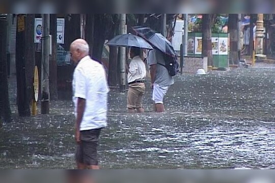 मुंबईत पावसाचा जोर कायम, लोकलची गती मंदावली 