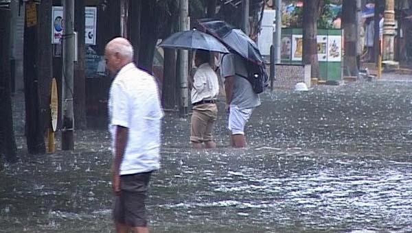 मुंबईत पावसाचा जोर कायम, लोकलची गती मंदावली