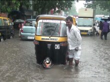 रस्त्यांवर साचलं पाणी 
