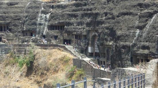 अजिंठा लेणी - महाराष्ट्रातील लेण्या म्हटलं की पटकन डोळ्यांसमोर नाव येतं ते म्हणजे औरंगाबाद जिल्हयातल्या अजिंठा, वेरूळ या लेण्यांचं. पर्यटकांचं खास आकर्षण असलेल्या या लेण्या अभ्यासकांनाही चकित करणा-या आहेत. अजिंठा लेणी - महाराष्ट्रातील लेण्या म्हटलं की पटकन डोळ्यांसमोर नाव येतं ते म्हणजे औरंगाबाद जिल्हयातल्या अजिंठा, वेरूळ या लेण्यांचं. पर्यटकांचं खास आकर्षण असलेल्या या लेण्या अभ्यासकांनाही चकित करणा-या आहेत.