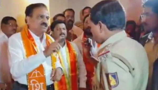 येळ्ळूरमध्ये शिवसेनेच्या आमदारांची कर्नाटक पोलिसांशी बाचाबाची