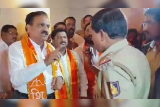 येळ्ळूरमध्ये शिवसेनेच्या आमदारांची कर्नाटक पोलिसांशी बाचाबाची