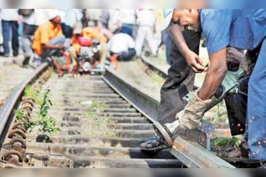 ट्रॅकला तडे गेल्याने मध्य रेल्वेची वाहतूक पुन्हा विस्कळीत 