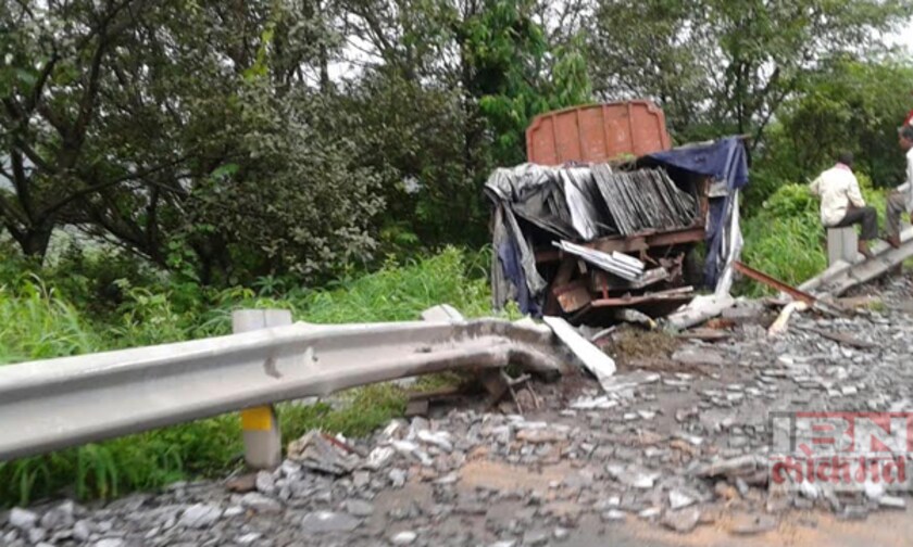 मुंबई - पुणे एक्स्प्रेसवेवर कंटेनर उलटल्यानं वाहतूक कोंडी