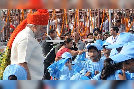 'मोदींचं भाषण न ऐकणार्‍या विद्यार्थ्यांची यादी पाठवा'