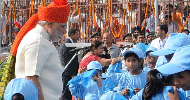 'मोदींचं भाषण न ऐकणार्या विद्यार्थ्यांची यादी पाठवा'