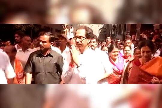 महाराष्ट्रावर भगवा फडकू दे, उद्धवांचं तुळजाभवानीला साकडं