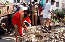'बाबांनी हाती घेतला झाडू'
