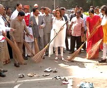नीता अंबानी 'स्वच्छ भारत अभियाना'त सहभागी