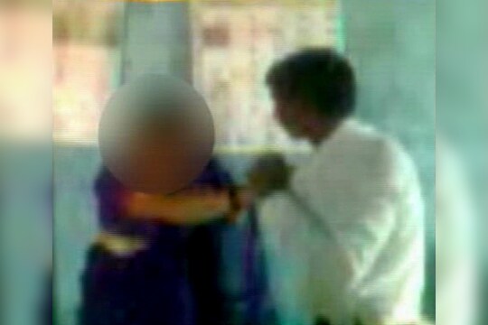 भर सभेत महिला सरपंचाला मारहाण आणि विनयभंग