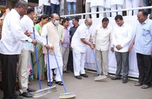   पवार स्वच्छ अभियानात 