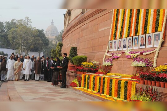 संसदेवर हल्ल्याला तेरा वर्ष पूर्ण, शहिदांना श्रद्धांजली