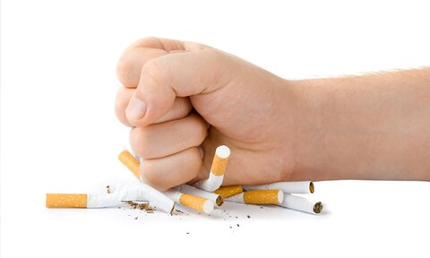 कोरोनाव्हायरसच्या (coronavirus) भीतीमुळे तब्बल 3 लाख लोकांनी धूम्रपान (smoking) सोडलं आहे.