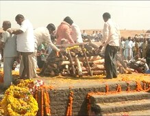 आबा अनंतात विलीन, तिन्ही मुलांनी दिला अग्नी आबा अनंतात विलीन, तिन्ही मुलांनी दिला अग्नी