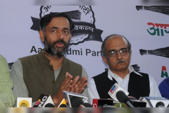 'आप'च्या कार्यकारिणीतून भूषण-यादवांची हकालपट्टी ?