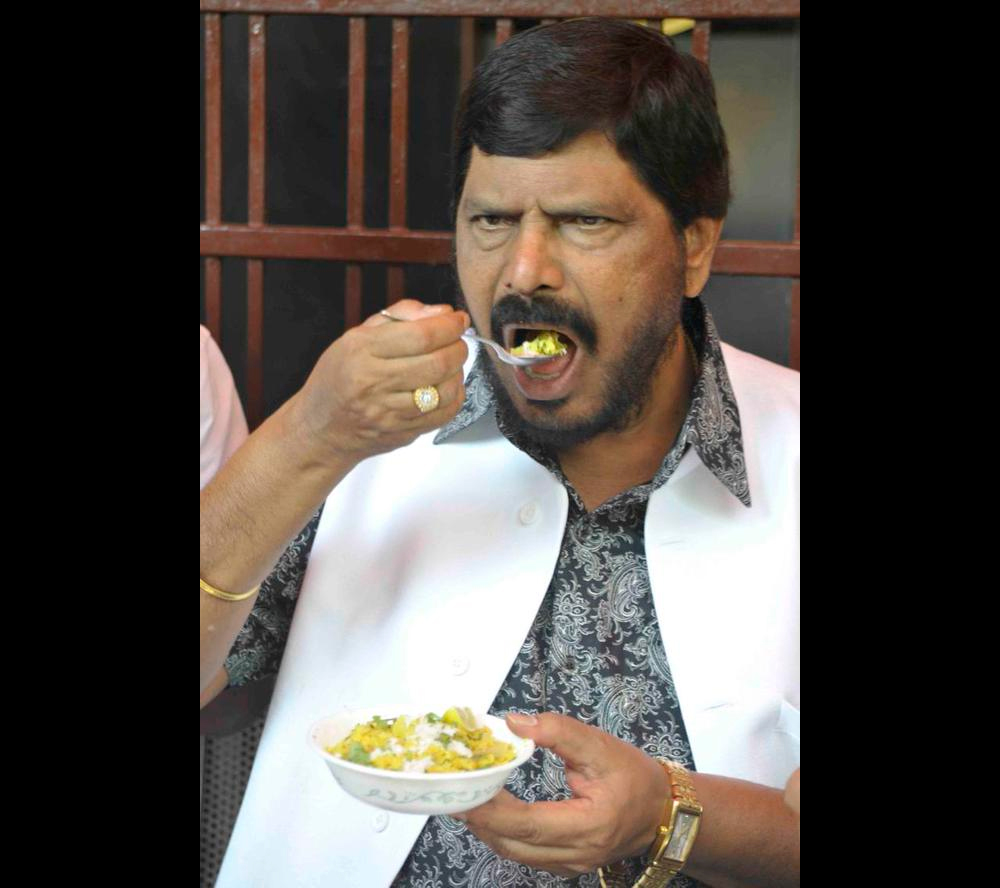 मुंबईत सर्व हॉटेल महाराष्ट्रीयन पदार्थ मिळाले पाहिजे -आठवले