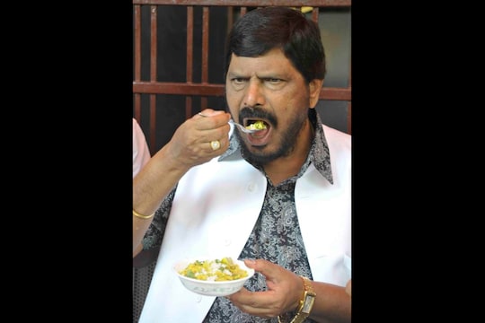 मुंबईत सर्व हॉटेल महाराष्ट्रीयन पदार्थ मिळाले पाहिजे -आठवले