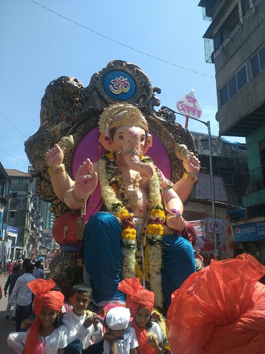 सार्वजनिक गणेशोत्सव मूर्तीच्या उंचीची मर्यादा 4 फूट राहणार आहे. त्यापेक्षा मोठ्या मूर्तीला परवानगी नाही.