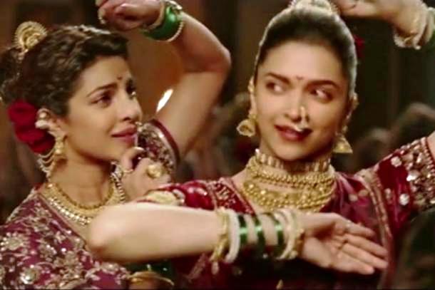 दीपिका-प्रियांकाची अदाकारी