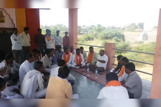 शिवसैनिक दुष्काळ दौर्‍यावर, शेतकर्‍यांच्या भेटीगाठी सुरू