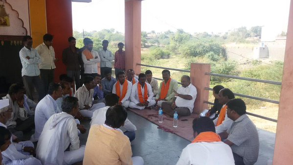 शिवसैनिक दुष्काळ दौर्यावर, शेतकर्यांच्या भेटीगाठी सुरू