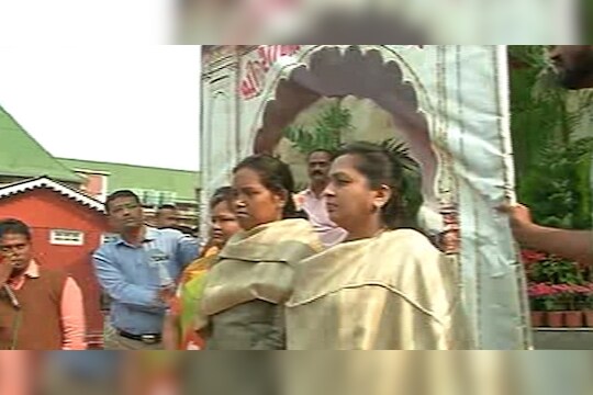 शनिच्या चौथर्‍यावर महिलांना प्रवेश मिळावा, महिला आमदारांची मागणी