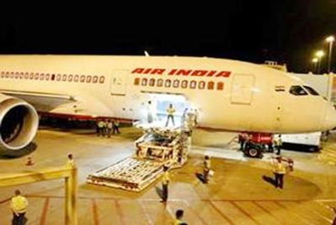 मुंबई विमानतळावर विमानाच्या पंख्यात अडकून कर्मचार्याचा मृत्यू