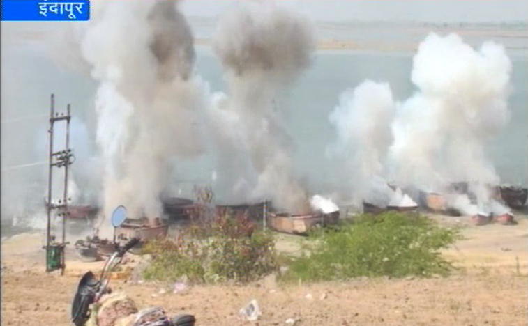 वाळू माफियांचं मोडलं कंबरडं, 10 बोटी स्फोट घडवून केल्या उद्ध्वस्त