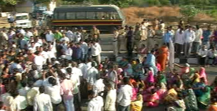 शेवटी, शनीचं दर्शन मिळालंच नाही! महिला आंदोलकांना पोलिसांनी अडवलं