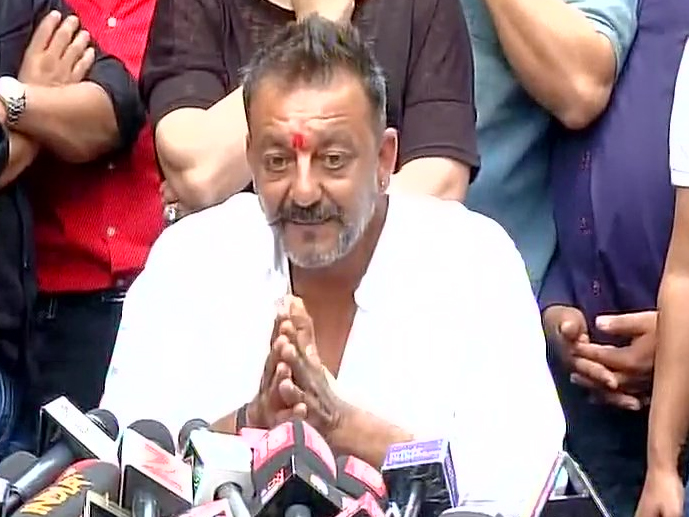 मी दहशतवादी नाही, मी आता फ्री मॅन -संजय दत्त