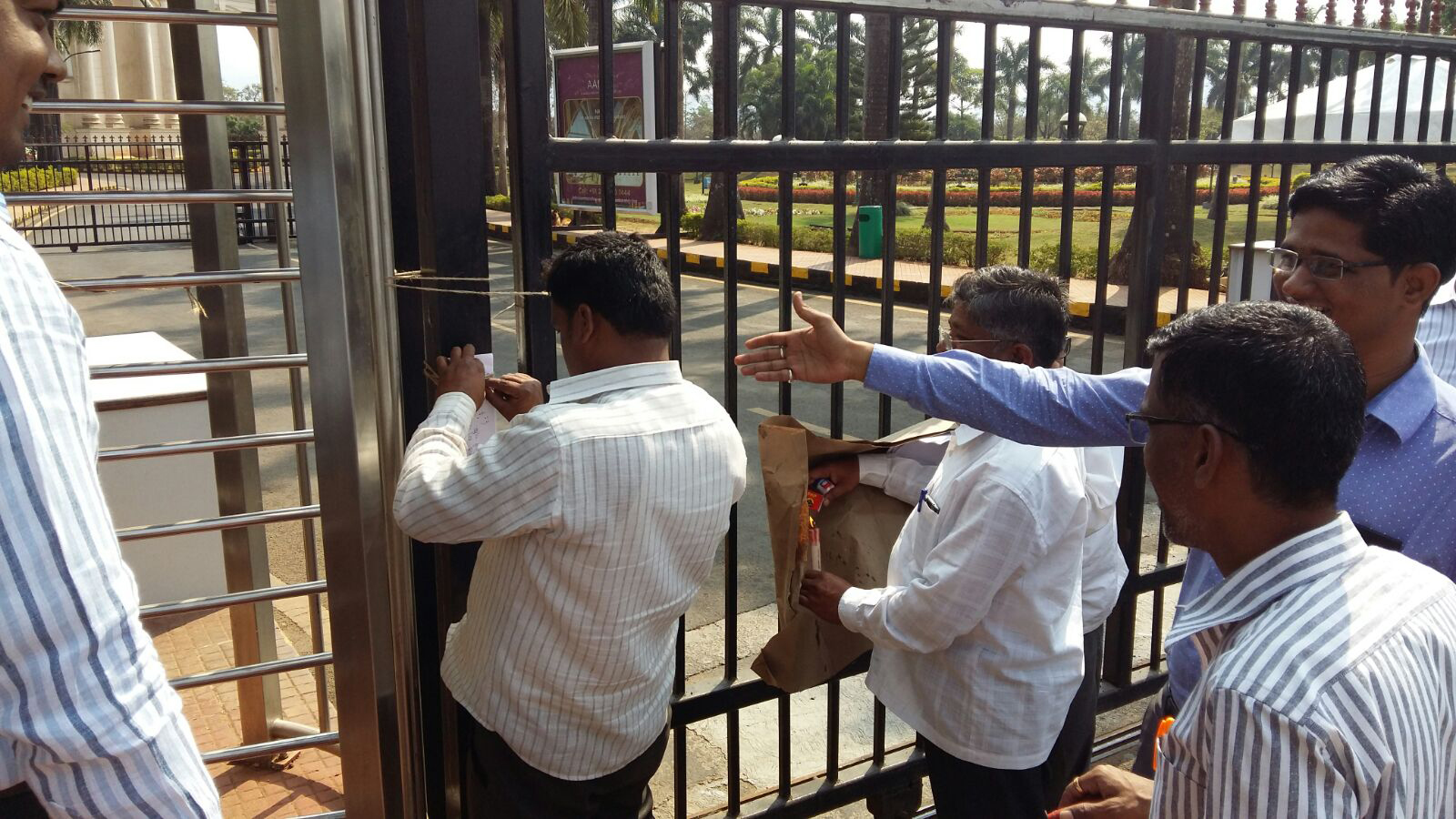 सहाराला झटका, महसूल विभागाने 'अॅम्बी व्हॅली'ला ठोकलं टाळं