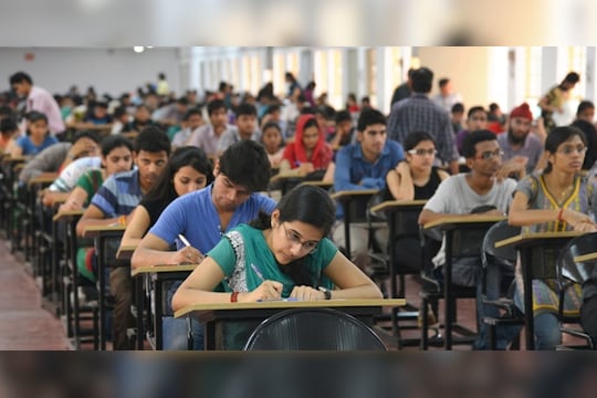 जुलैमधील JEE आणि NEET च्या परीक्षा रद्द होणार? HRD मंत्र्यांनी दिलं उत्तर