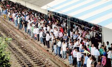 ठाणे ते सीएसटी लोकलची संख्या केली कमी, ठाणे, मुलुंड, नाहूरच्या प्रवाशांचे हाल ठाणे ते सीएसटी लोकलची संख्या केली कमी, ठाणे, मुलुंड, नाहूरच्या प्रवाशांचे हाल