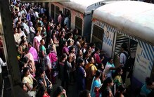 गर्दीने 'तुडुंब' लोकलमध्ये महिलेनं दिला बाळाला जन्म गर्दीने 'तुडुंब' लोकलमध्ये महिलेनं दिला बाळाला जन्म