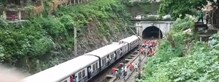 मध्य रेल्वे अखेर ट्रॅकवर,फास्ट ट्रॅकवरची वाहतूकही सुरू मध्य रेल्वे अखेर ट्रॅकवर,फास्ट ट्रॅकवरची वाहतूकही सुरू