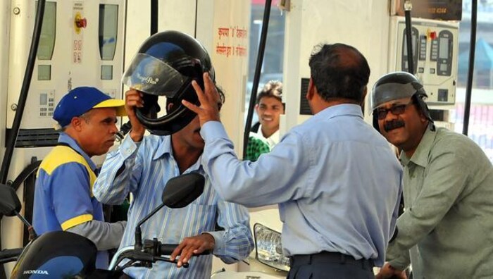 कोरोनामुळे लोकांच्या बाहेर पडण्यावर मर्यादा आल्याने वाहने कमी प्रमाणात रस्त्यांवर धावत आहेत. त्याचबरोबर सगळं अर्थकारणच बिघडल्याने त्याचा परिणाम तेलांच्या किंमती गडगडण्यावर झाला आहे.