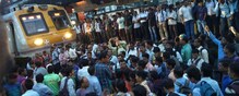 सहा तासांनंतर प्रवाशांचा 'रेलरोको' मागे; मध्यरेल्वे पूर्ववत सहा तासांनंतर प्रवाशांचा 'रेलरोको' मागे; मध्यरेल्वे पूर्ववत