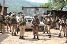 स्वातंत्र्यदिनीच काश्मिरमध्ये दहशतवादी हल्ला, 2 जवानांसह 4 जखमी स्वातंत्र्यदिनीच काश्मिरमध्ये दहशतवादी हल्ला, 2 जवानांसह 4 जखमी