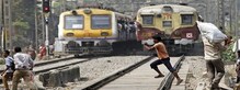 लाईफलाईन नव्हे 'डेथलाईन', दररोज 18 जणांचा बळी लाईफलाईन नव्हे 'डेथलाईन', दररोज 18 जणांचा बळी
